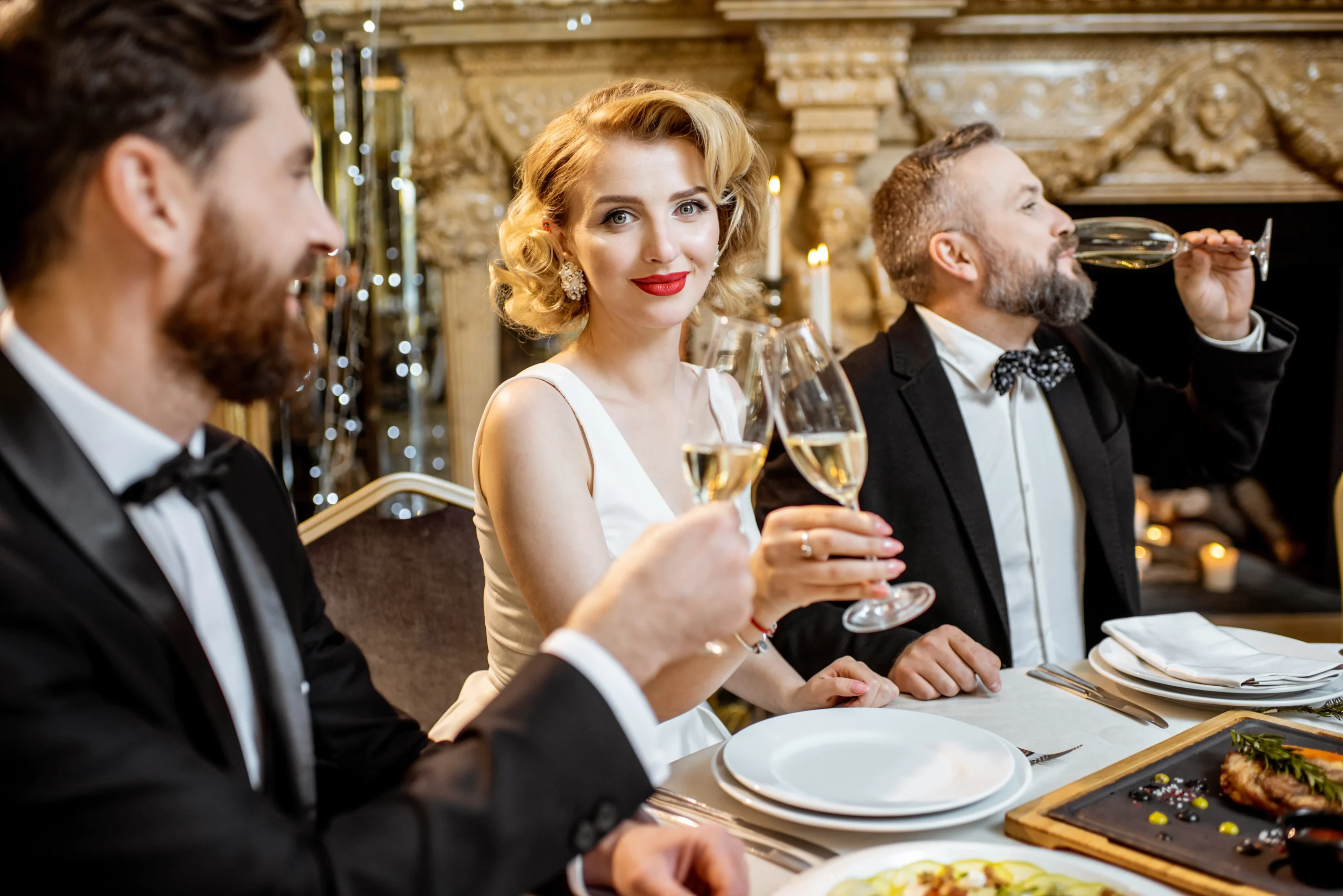Pure Prestige Hostess unserer Begleitagentur bei einer exklusiven Dinnerparty mit eleganten Gästen.